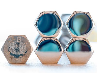 Photographie d'art de Nicolas Claris — Boulons — acier, argenté, bleu