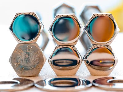 Photographie d'art de Nicolas Claris — Boulons — argenté, bleu, boulon