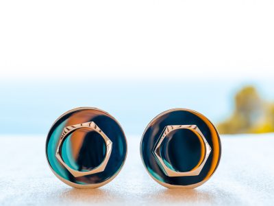 Photographie d'art de Nicolas Claris — Boulons — argenté, bleu, brillant