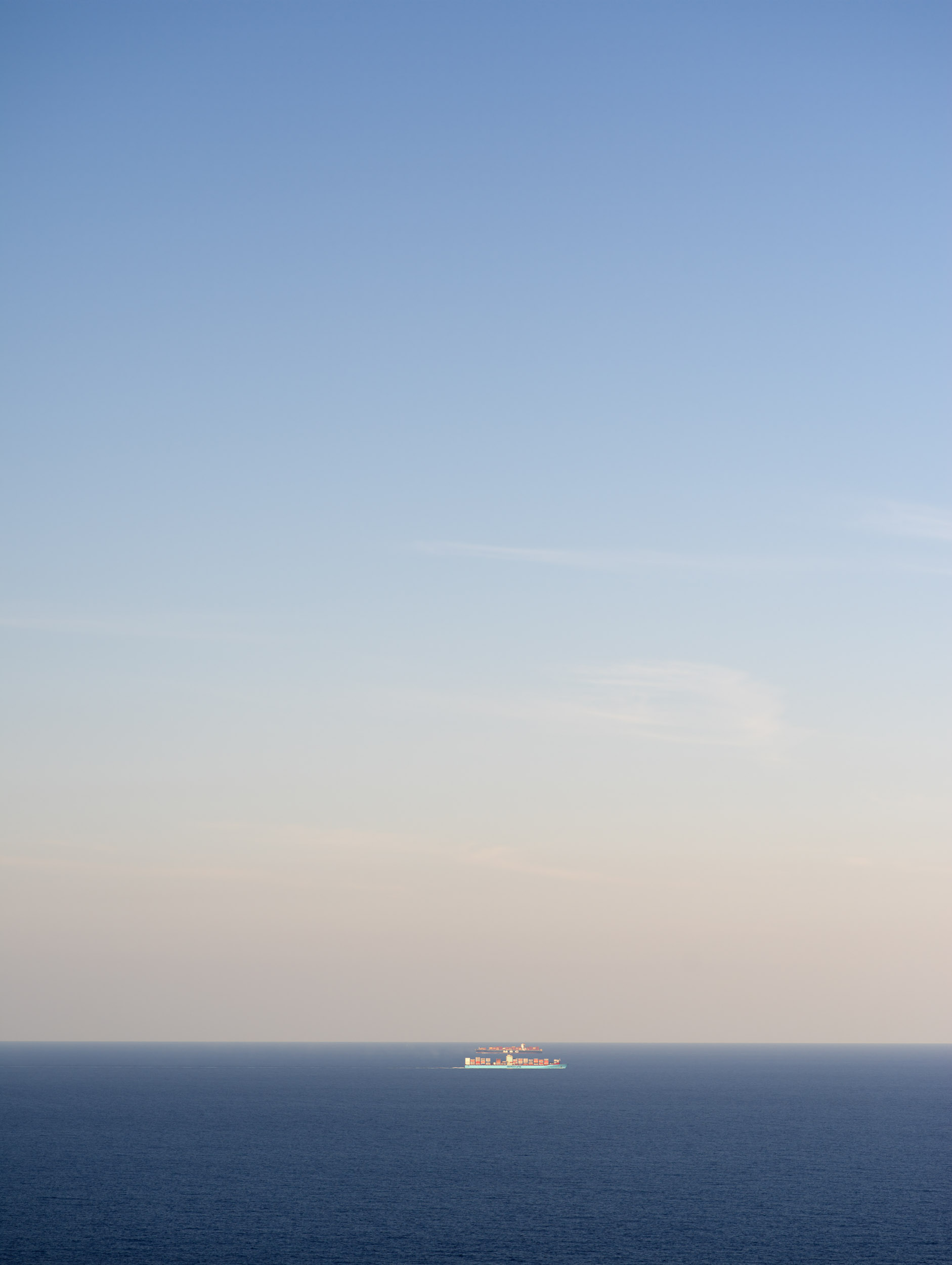 Photographie d'art de Nicolas Claris — Un Peu De Rouge Pourtant, Cargos