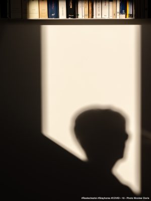 Photographie d'art de Nicolas Claris — Confinement — ombre, silhouette, livre