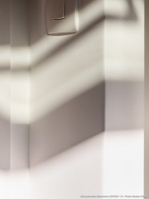 Photographie d'art de Nicolas Claris — Confinement — mur, blanc, ombre