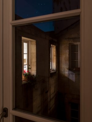 Photographie d'art de Nicolas Claris — Confinement — fenêtre, pierre, nuit