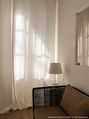 Photographie d'art de Nicolas Claris — Confinement — rideau, fenêtre, lampe