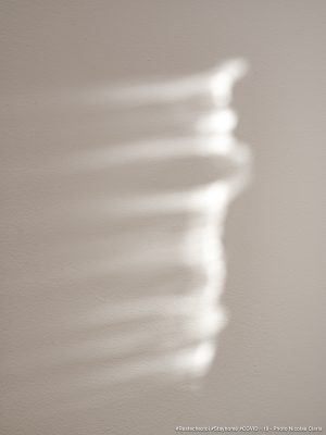 Photographie d'art de Nicolas Claris — Confinement — lumière, ombre, mur