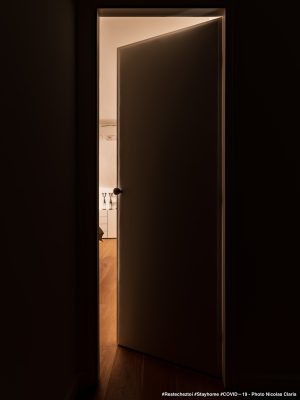Photographie d'art de Nicolas Claris — Confinement — porte, poignée, parquet