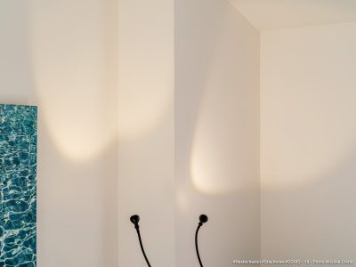 Photographie d'art de Nicolas Claris — Confinement — mur, blanc, lumière