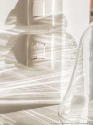 Photographie d'art de Nicolas Claris — Confinement — interrupteur, mur, blanc