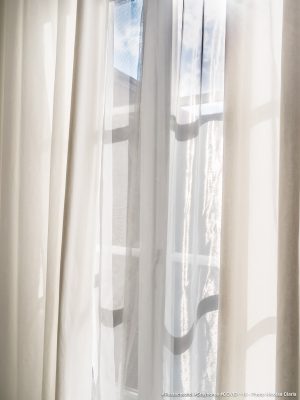 Photographie d'art de Nicolas Claris — Confinement — rideau, voilage, fenêtre