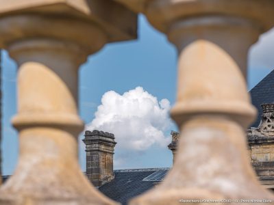 Photographie d'art de Nicolas Claris — Confinement — ardoise, balustre, blanc