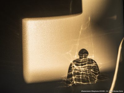 Photographie d'art de Nicolas Claris — Confinement — beige, cloche en verre, confinement