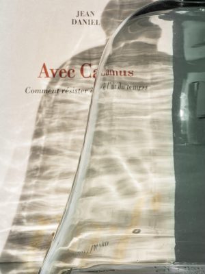 Photographie d'art de Nicolas Claris — Confinement — livre, verre, reflet