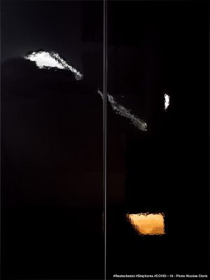 Photographie d'art de Nicolas Claris — Confinement — noir, blanc, orange