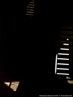 Photographie d'art de Nicolas Claris — Confinement — store, persiennes, lumière