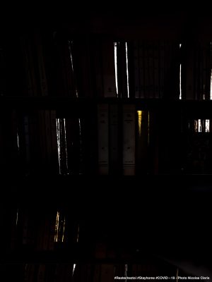 Photographie d'art de Nicolas Claris — Confinement — livre, bibliothèque, étagère