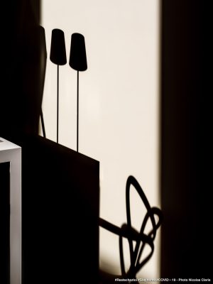 Photographie d'art de Nicolas Claris — Confinement — beige, chaise, confinement