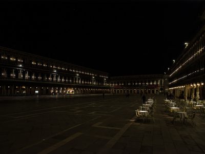 Photographie d'art de Nicolas Claris — Dolci Notti a Venezia — chaise, façade, lumière