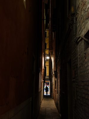 Photographie d'art de Nicolas Claris — Dolci Notti a Venezia — ruelle, étroite, silhouette