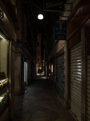 Photographie d'art de Nicolas Claris — Dolci Notti a Venezia — ruelle, nuit, lampadaire