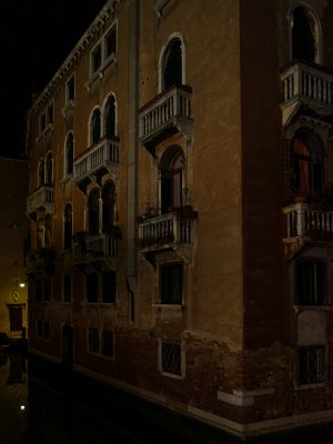Photographie d'art de Nicolas Claris — Dolci Notti a Venezia — bâtiment, façade, fenêtre