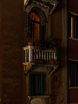 Photographie d'art de Nicolas Claris — Dolci Notti a Venezia — balcon, nuit, fenêtre