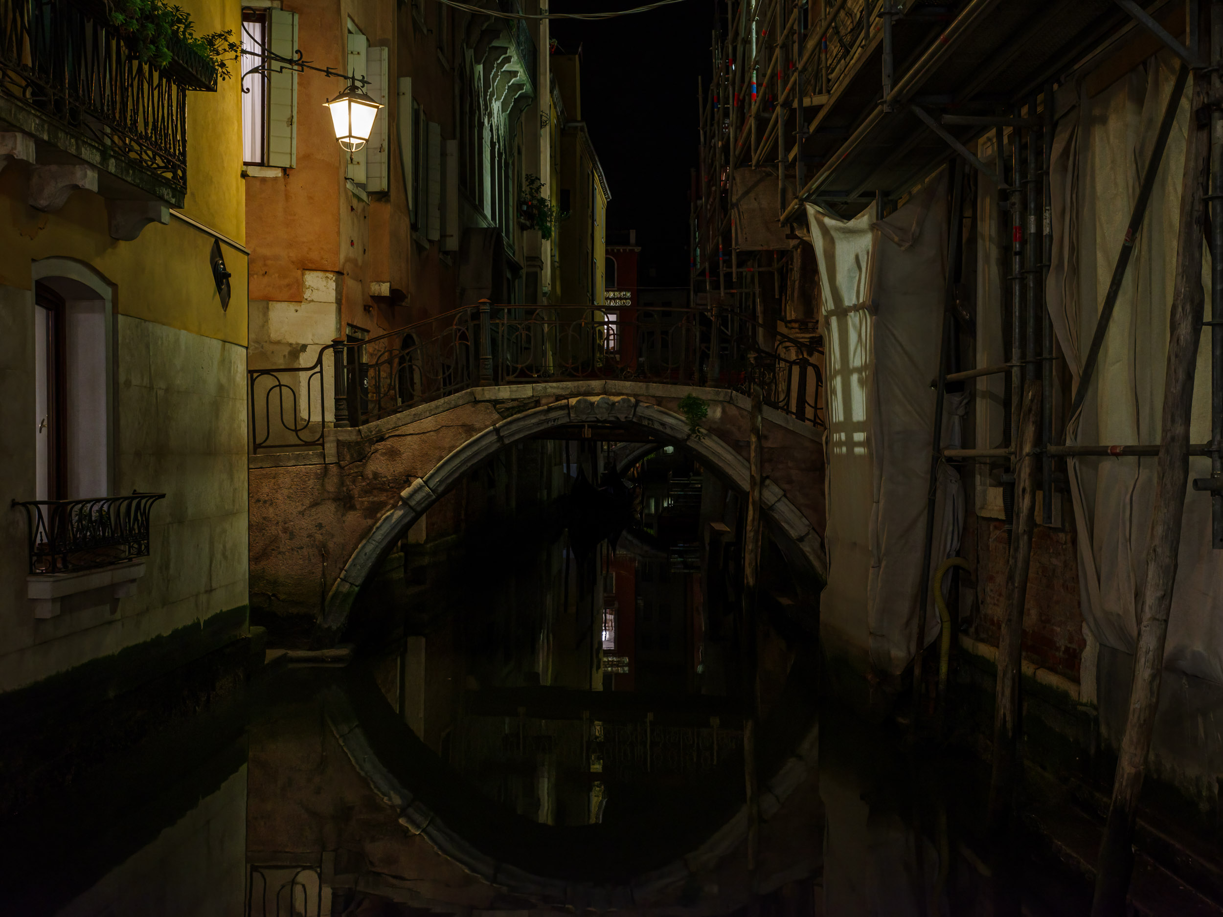 Photographie d'art de Nicolas Claris — Un Peu De Rouge Pourtant, Venise