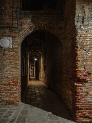 Photographie d'art de Nicolas Claris — Dolci Notti a Venezia — ruelle, arche, brique
