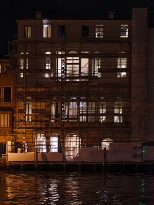 Photographie d'art de Nicolas Claris — Dolci Notti a Venezia — immeuble, échafaudage, nuit