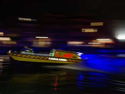 Photographie d'art de Nicolas Claris — Dolci Notti a Venezia — ambulance, bateau, bleu