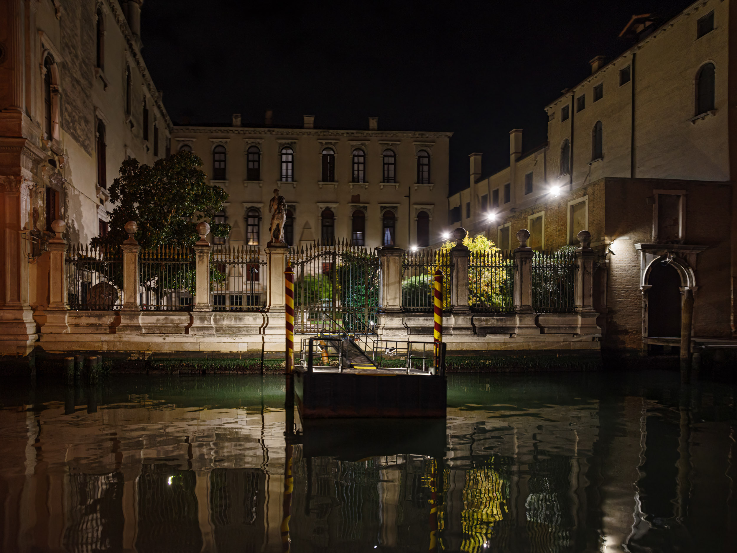 Photographie d'art de Nicolas Claris — Un Peu De Rouge Pourtant, Venise