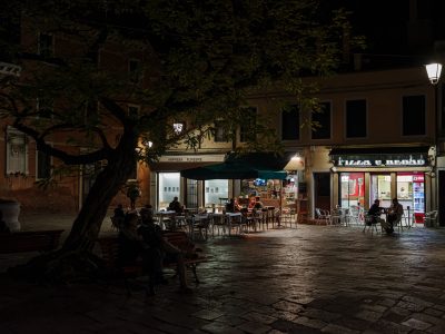 Photographie d'art de Nicolas Claris — Dolci Notti a Venezia — nuit, place, terrasse