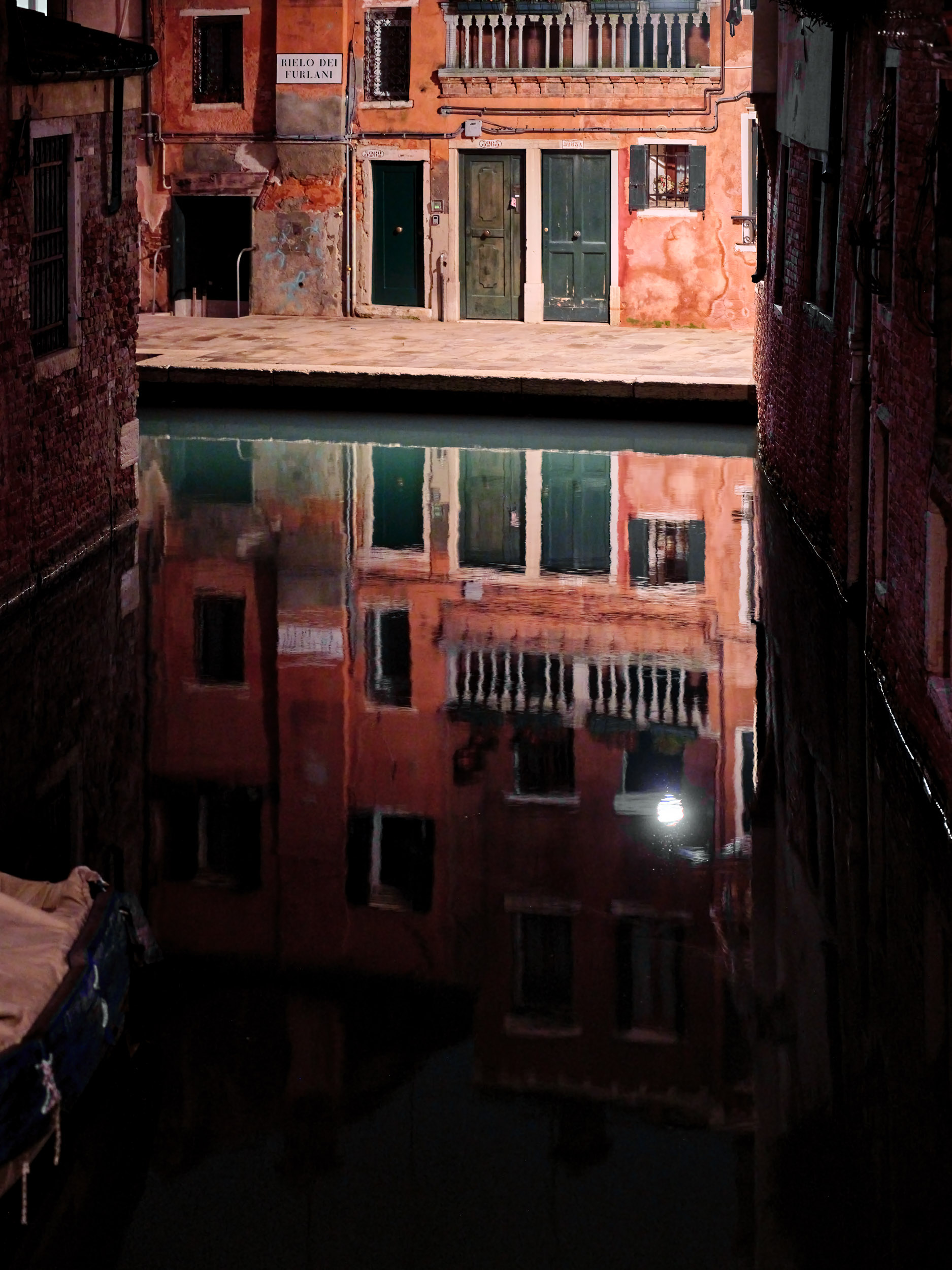 Photographie d'art de Nicolas Claris — Un Peu De Rouge Pourtant, Nif3048 venise