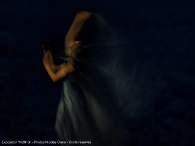 Photographie d'art de Nicolas Claris — Noirs — femme, robe, bleu