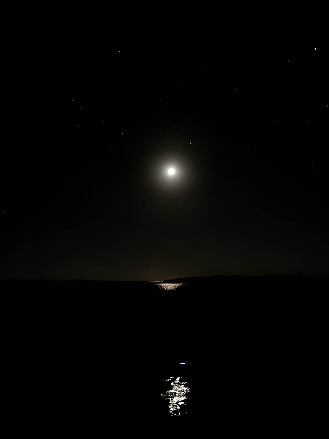 Photographie d'art de Nicolas Claris — Un Peu De Rouge Pourtant, Lune nck5267
