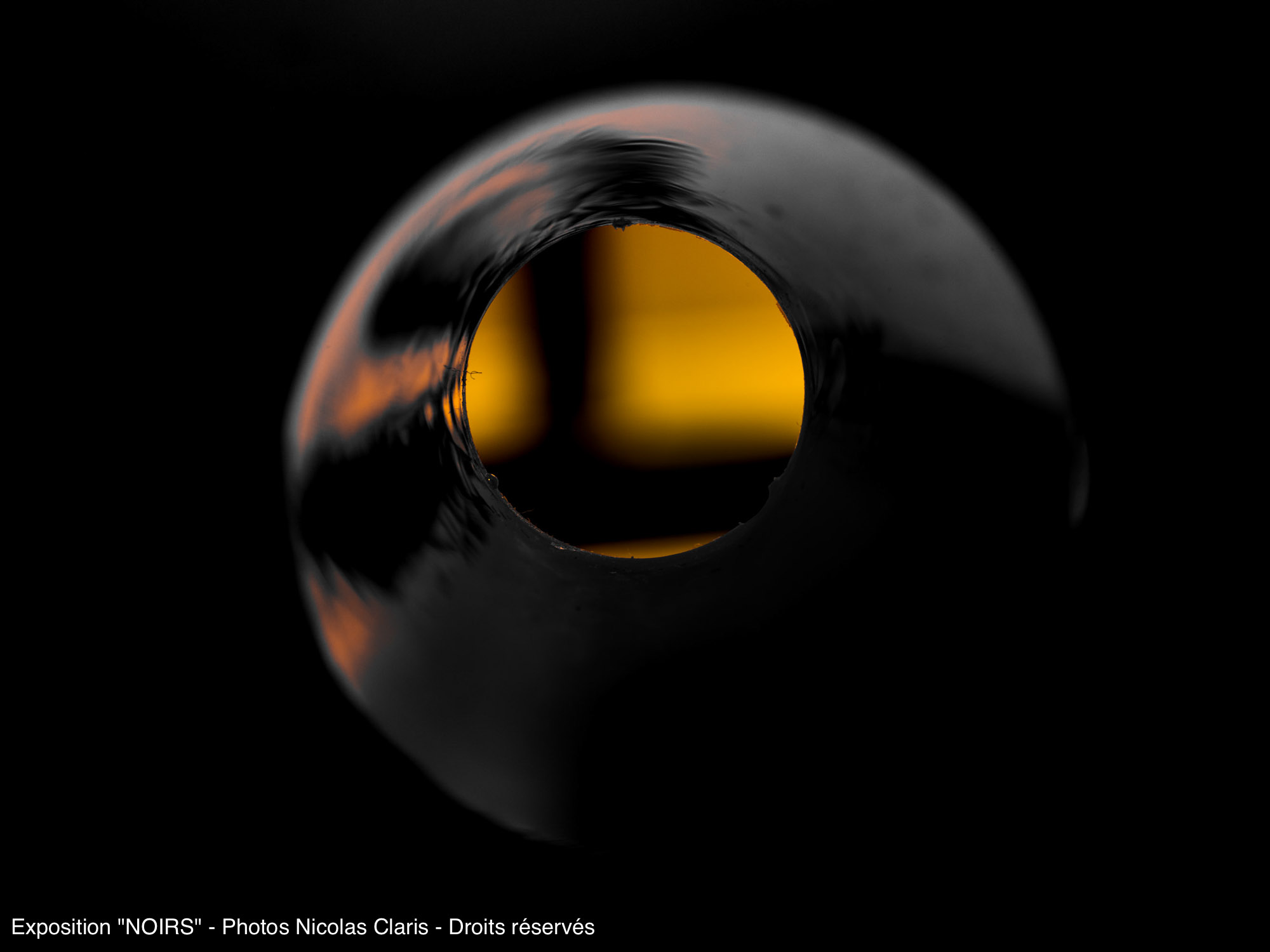 Photographie d'art de Nicolas Claris — Un Peu De Rouge Pourtant, Trous ncz0291