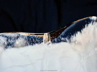 Photographie d'art de Nicolas Claris — On The Rocks — blanc, bleu, bulle