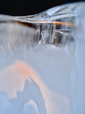 Photographie d'art de Nicolas Claris — On The Rocks — blanc, bleu, bulle