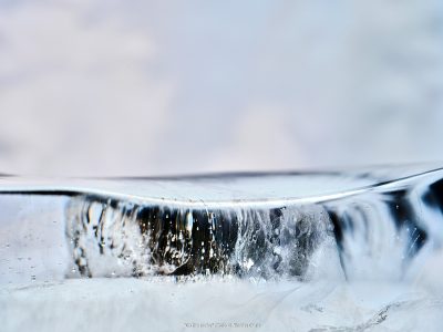 Photographie d'art de Nicolas Claris — On The Rocks — blanc, bleu, bulle