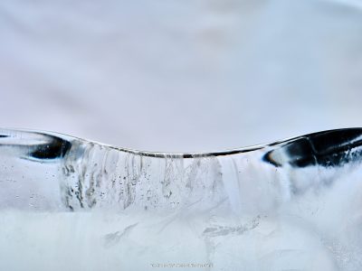 Photographie d'art de Nicolas Claris — On The Rocks — blanc, bleu, bulle