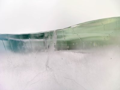 Photographie d'art de Nicolas Claris — On The Rocks — blanc, bleu, bulle