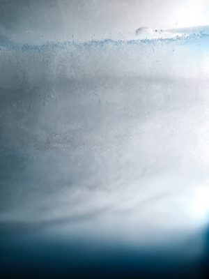 Photographie d'art de Nicolas Claris — On The Rocks — blanc, bleu, bulle