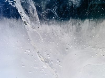 Photographie d'art de Nicolas Claris — On The Rocks — blanc, bleu, bulle