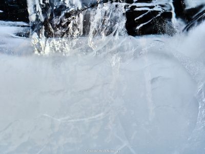 Photographie d'art de Nicolas Claris — On The Rocks — blanc, bleu, bulle