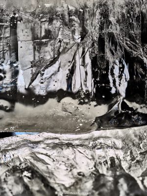 Photographie d'art de Nicolas Claris — On The Rocks — blanc, crevasse, falaise