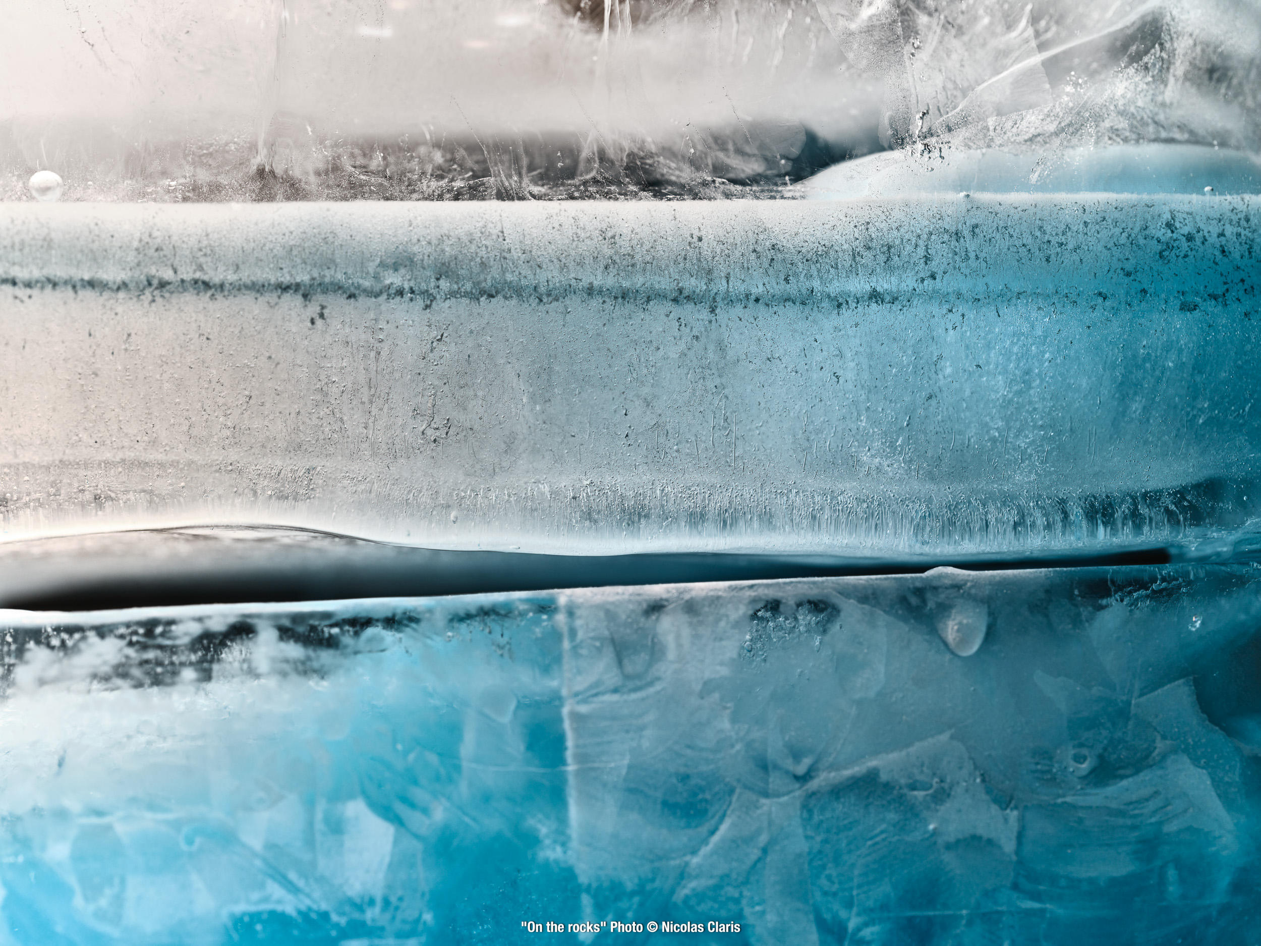 Photographie d'art de Nicolas Claris — Un Peu De Rouge Pourtant, 19 on the rocks ncf3307