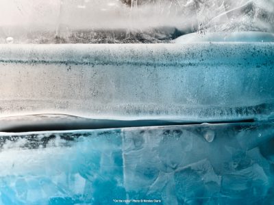 Photographie d'art de Nicolas Claris — On The Rocks — glace, bleu, blanc