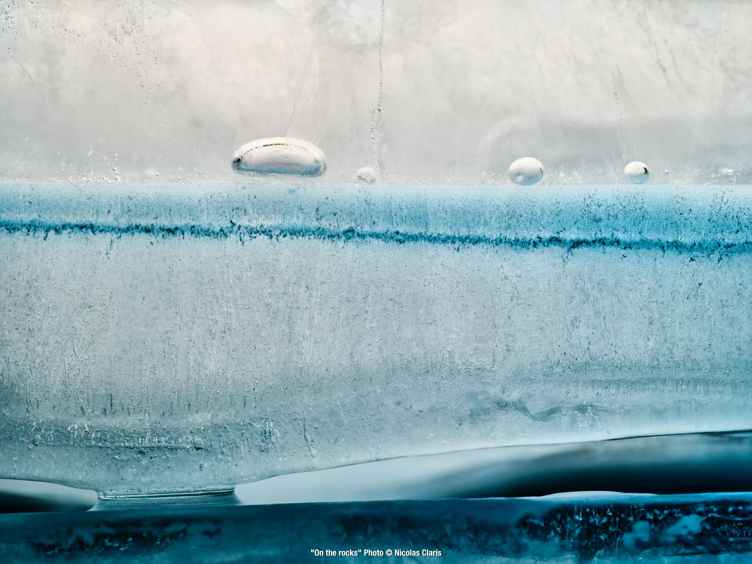 Photographie d'art de Nicolas Claris — Un Peu De Rouge Pourtant, 20 on the rocks ncf3301