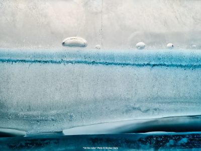 Photographie d'art de Nicolas Claris — On The Rocks — blanc, bleu, bulle