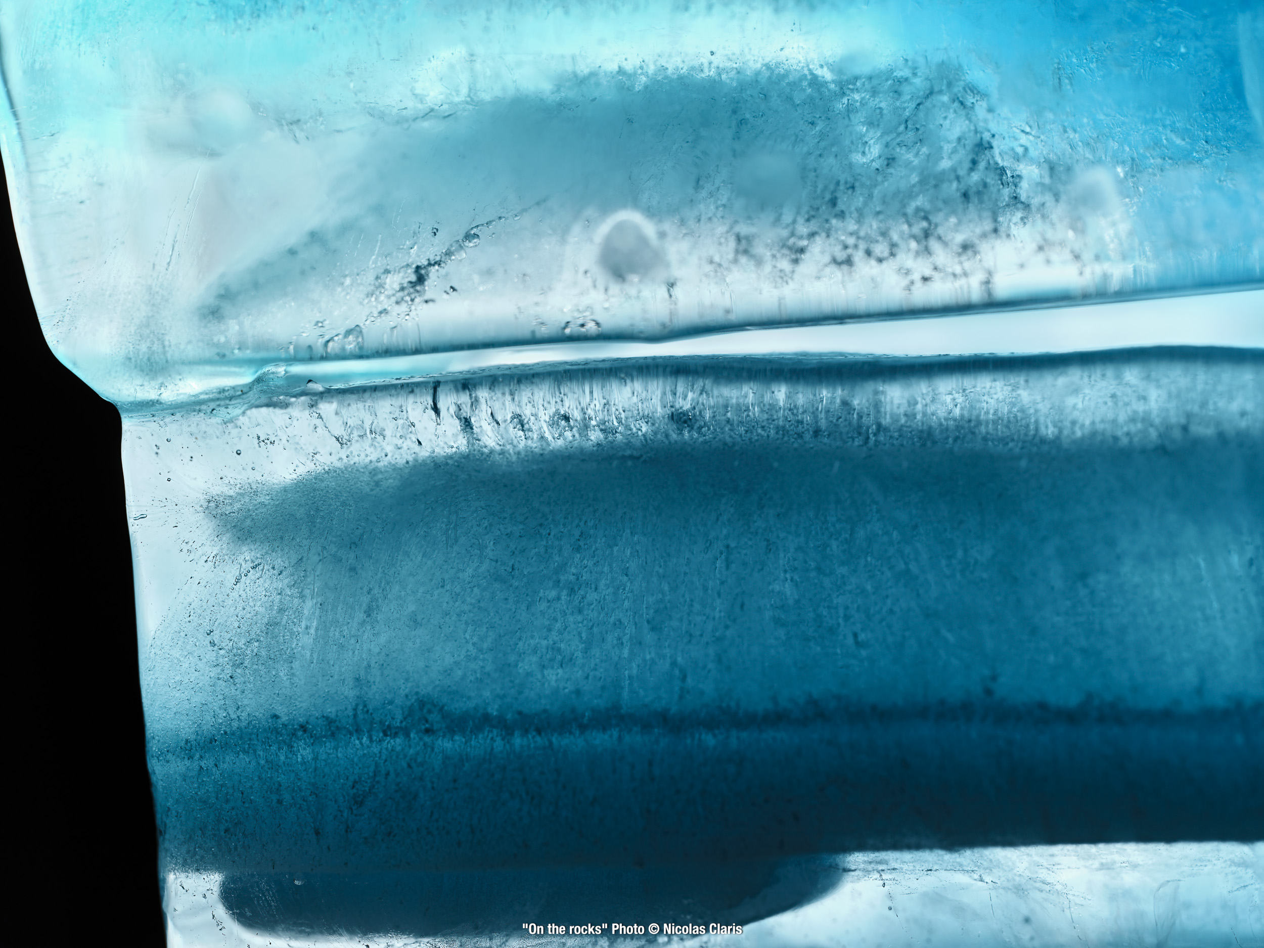 Photographie d'art de Nicolas Claris — Un Peu De Rouge Pourtant, 21 on the rocks ncf3317