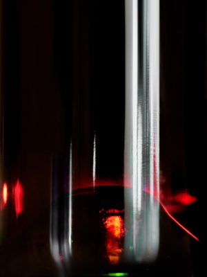 Photographie d'art de Nicolas Claris — Rouge — bouteille, verre, vin